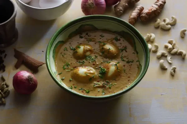 Creamy Cashew Egg Curry / www.quichentell.com