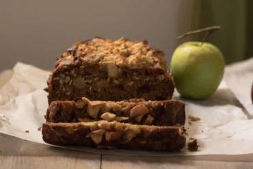 Whole Wheat Apple Cinnamon Bread / www.quichentell.com